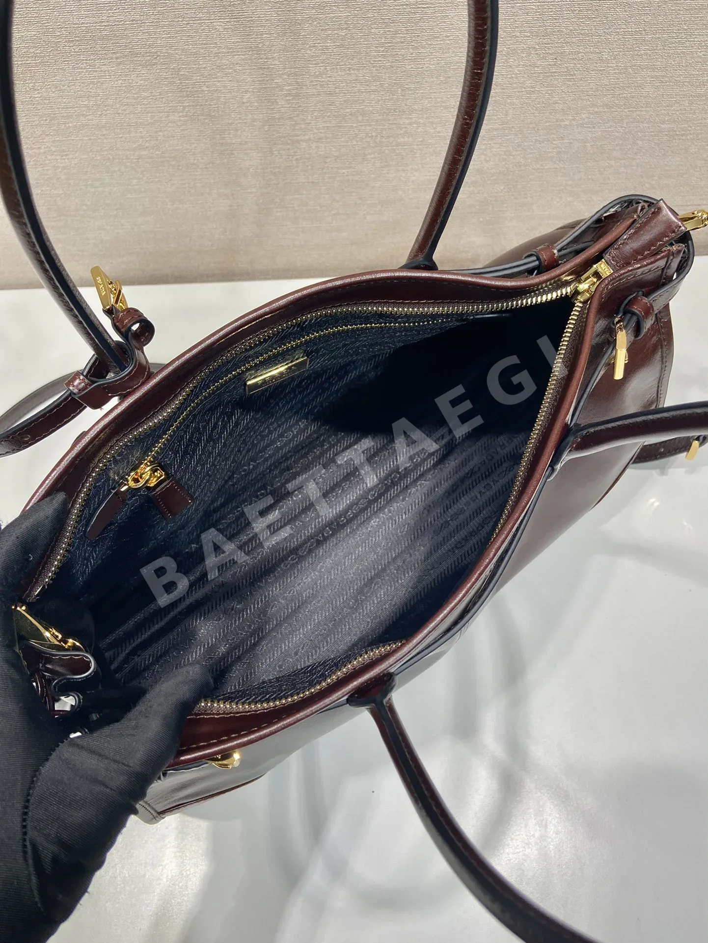 프라다 오일드 가죽 라지 토트백 1BA433 상세 이미지 8