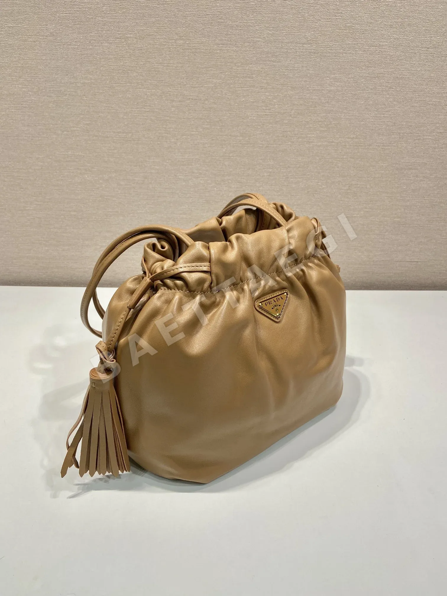 프라다 램스킨 드로스트링 마그네트 여닫이 가방 1BG541 상세 이미지 3