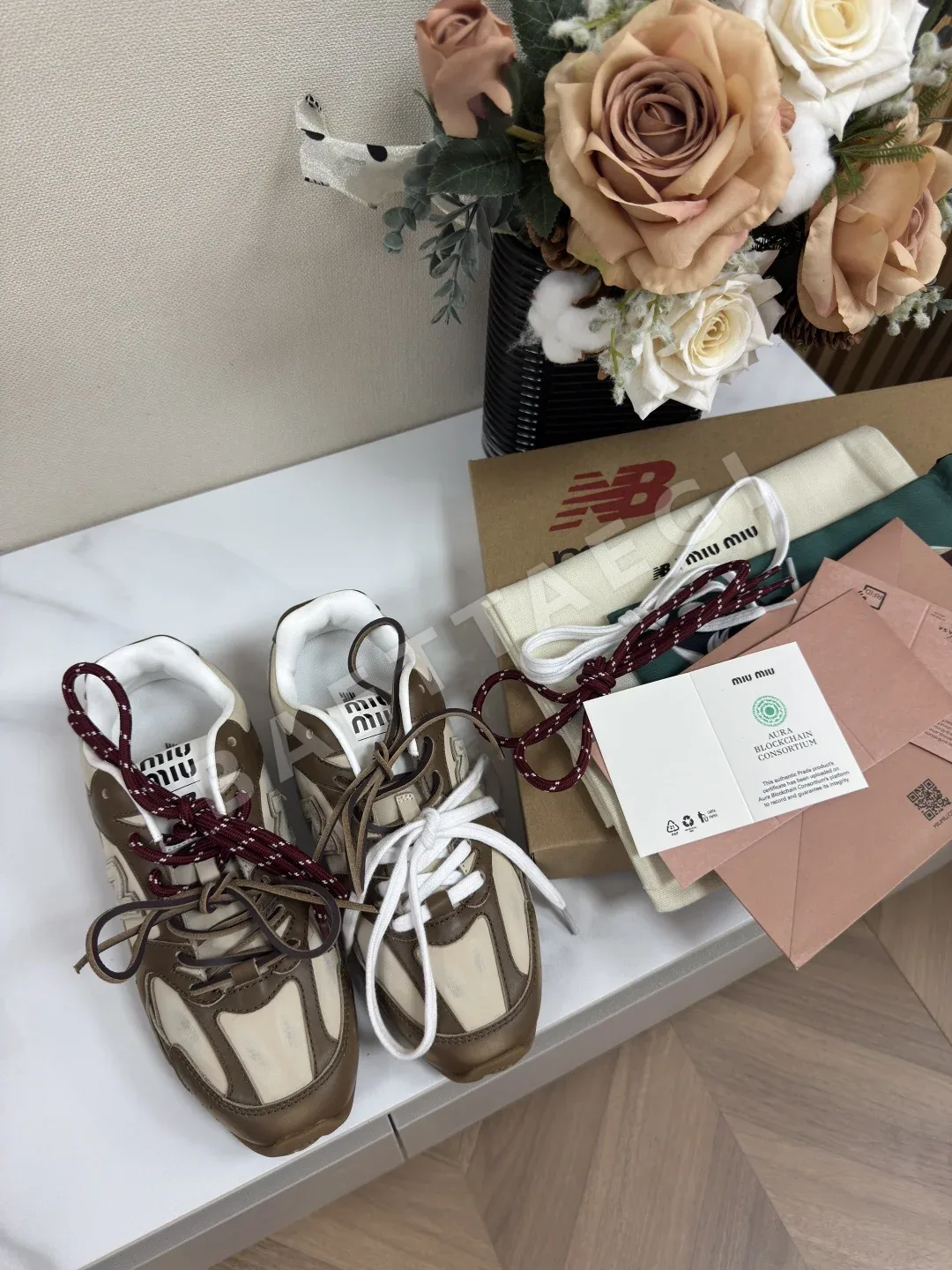 미우미우 스웨이드 가죽 인레이 스니커즈 93416