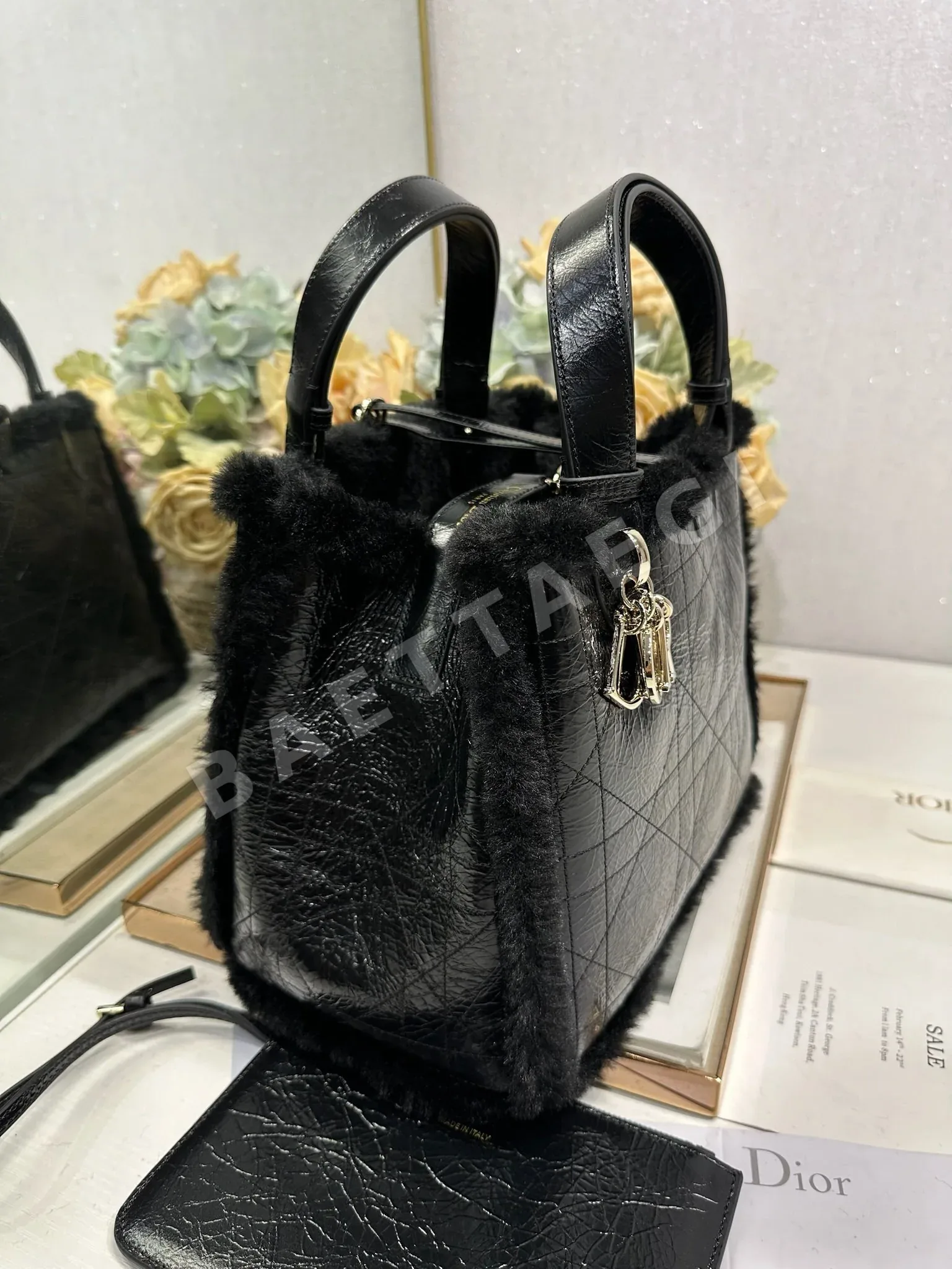 디올 크랙 블랙 카프스킨 토트백 상세 이미지 2