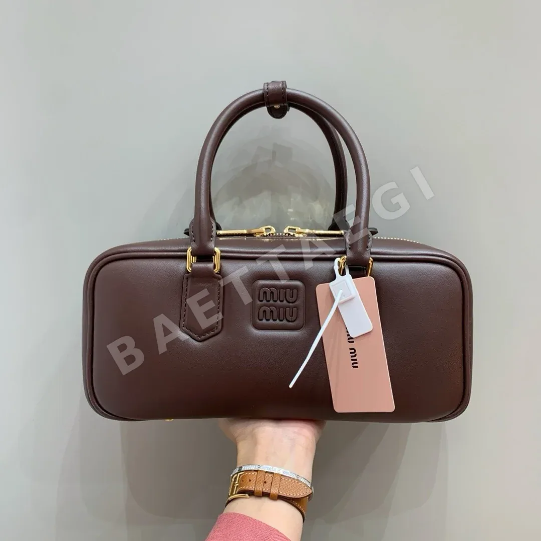 미우미우 베니 카나메모치 나무 중형 가방 5BB148