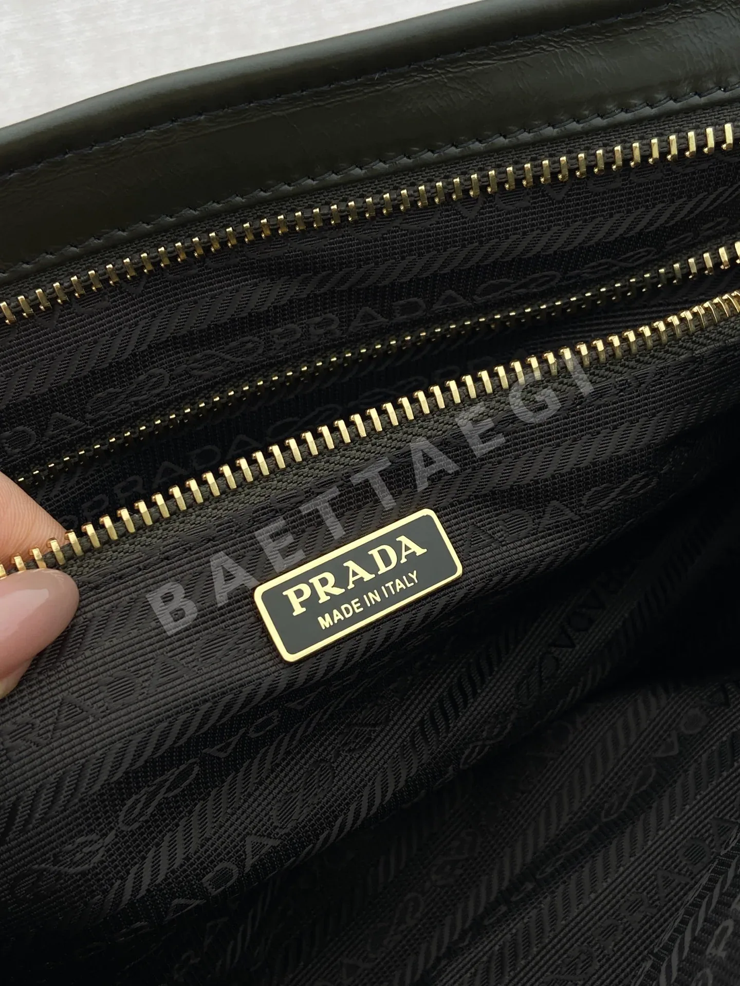 프라다 루솔프 오일드 가죽 스몰 핸드백 1BA426 상세 이미지 9