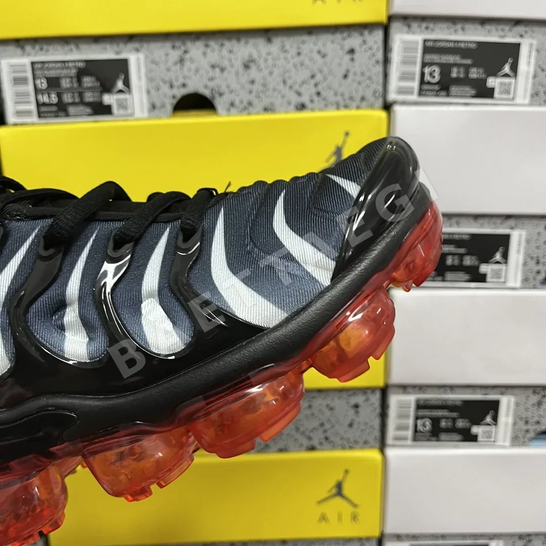 나이키 [OT] 에어 베이퍼맥스 플러스 블랙 그레이 레드 AQ8632-001 201579 Nike Air VaporMax Plus Shark 상세 이미지 2