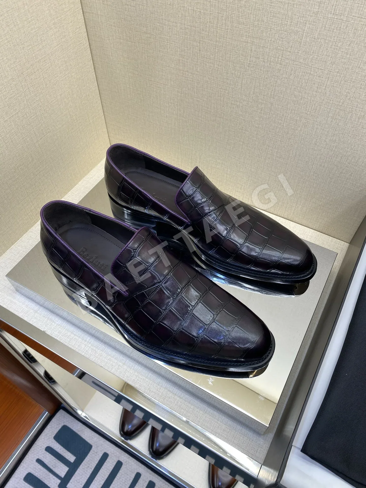 벨루티 로퍼 가죽 하이글로스 디자인 상세 이미지 3