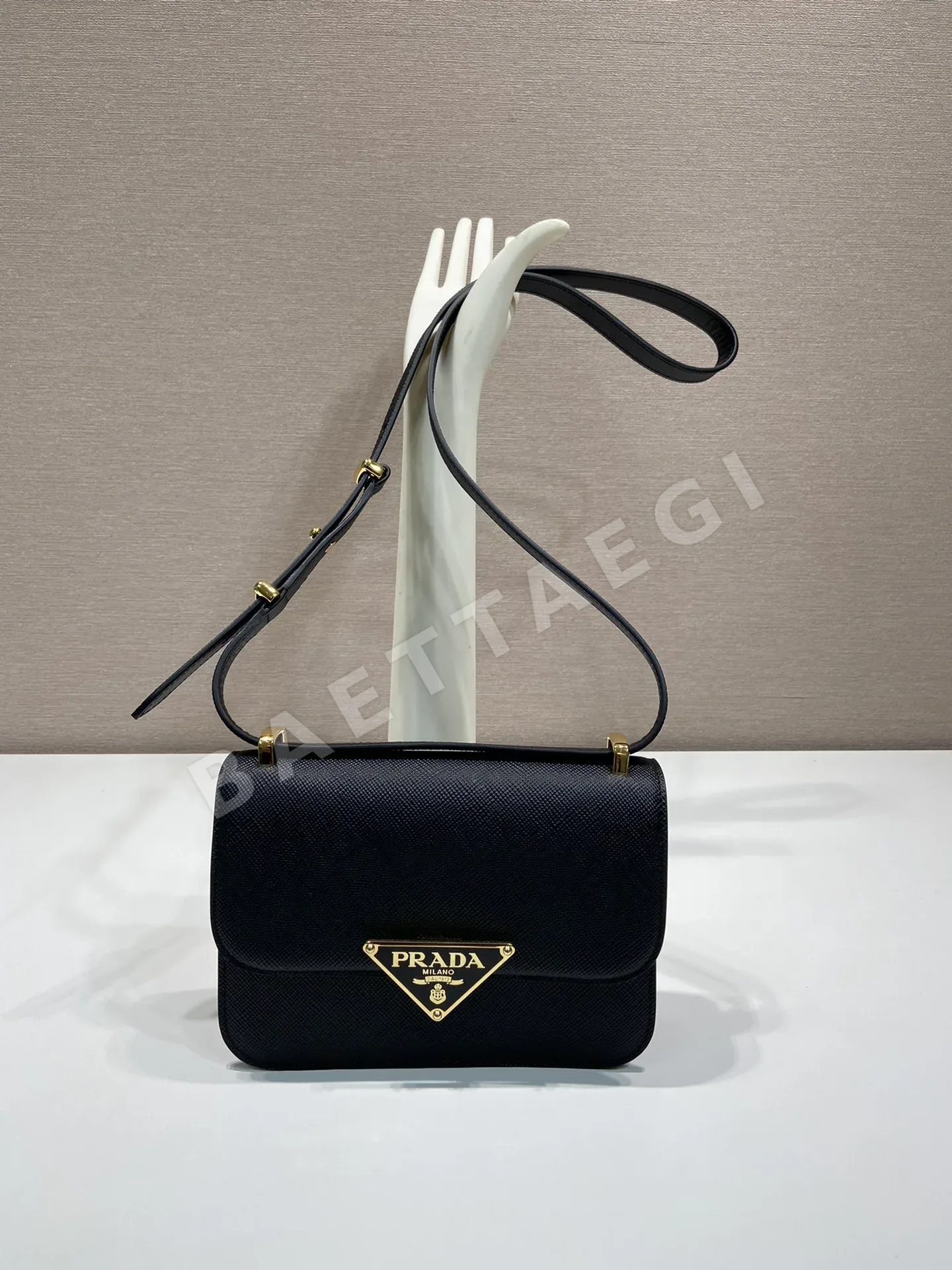 프라다 삼각 퀼팅 카프스킨 숄더백 1BD320