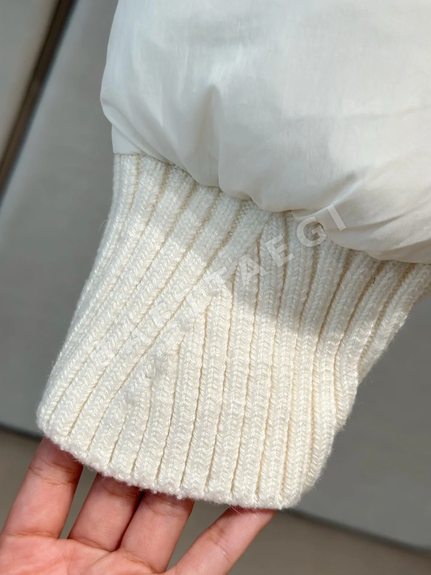 몽클레르 제다이트 화이트 구스 다운 여성 패딩 상세 이미지 8