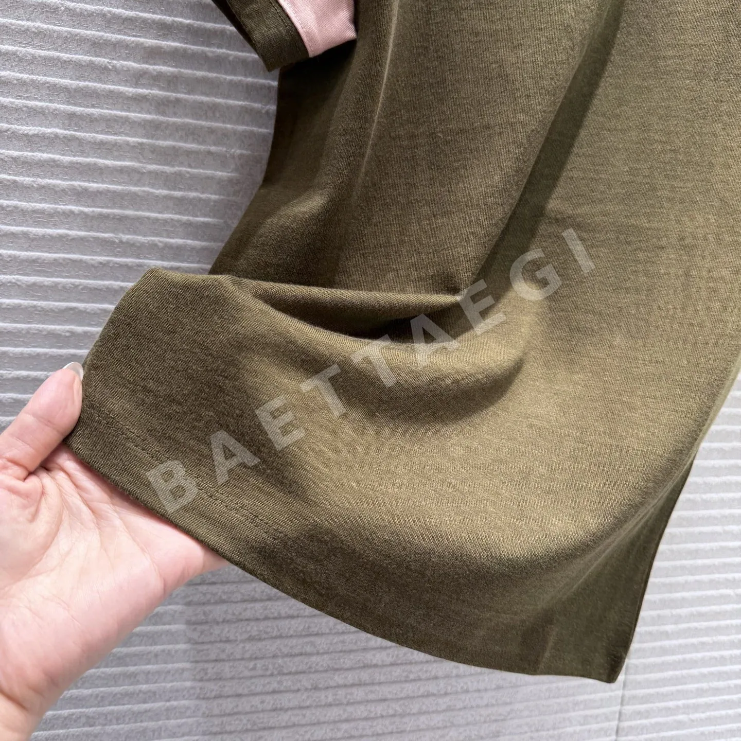로에베 컬러 블록 래글런 여성 반팔 티셔츠 상세 이미지 6