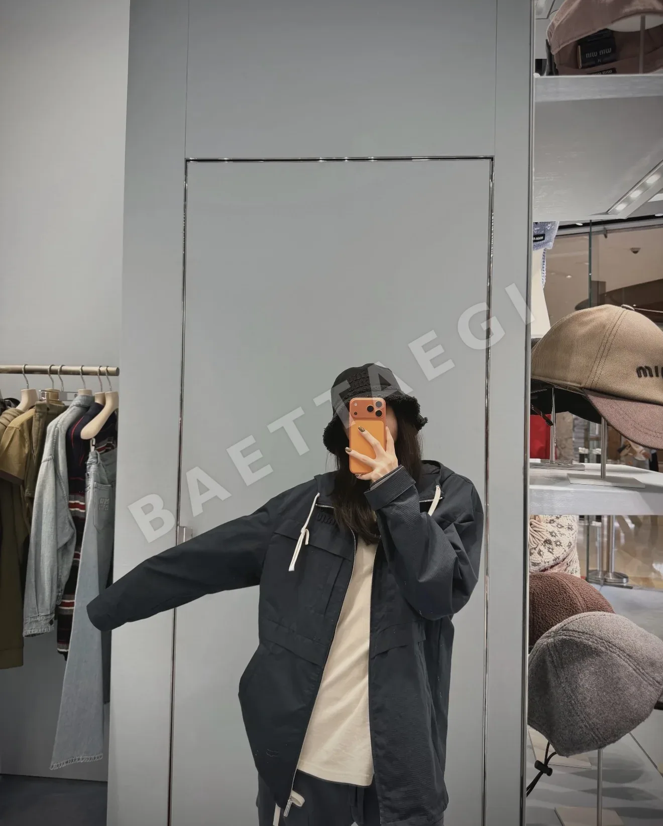 미우미우 그레이 후드 경량 방풍 여성 자켓 상세 이미지 4