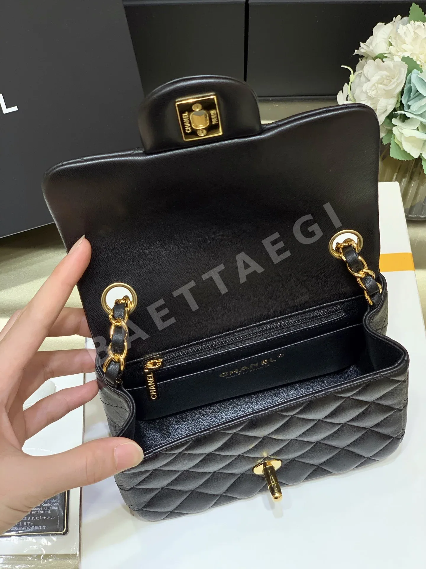 샤넬 카본파이버 클래식 플랩 백 A92993 상세 이미지 8