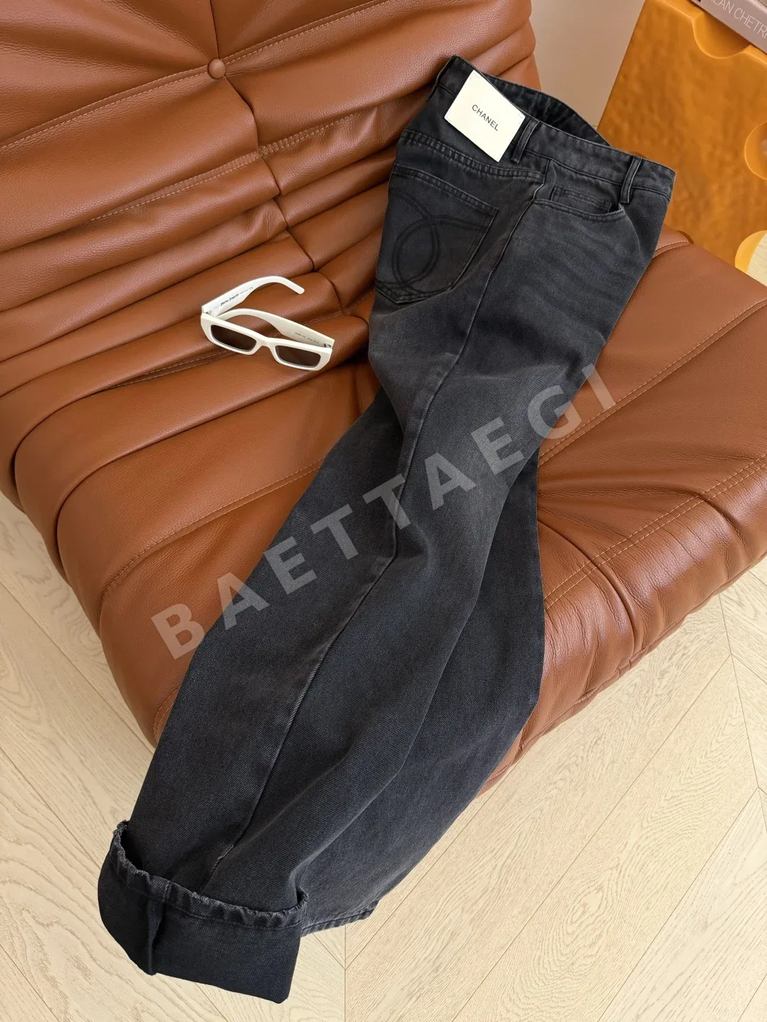 샤넬 화이트 레더 더블 C 메탈 장식 여성 바지 상세 이미지 6