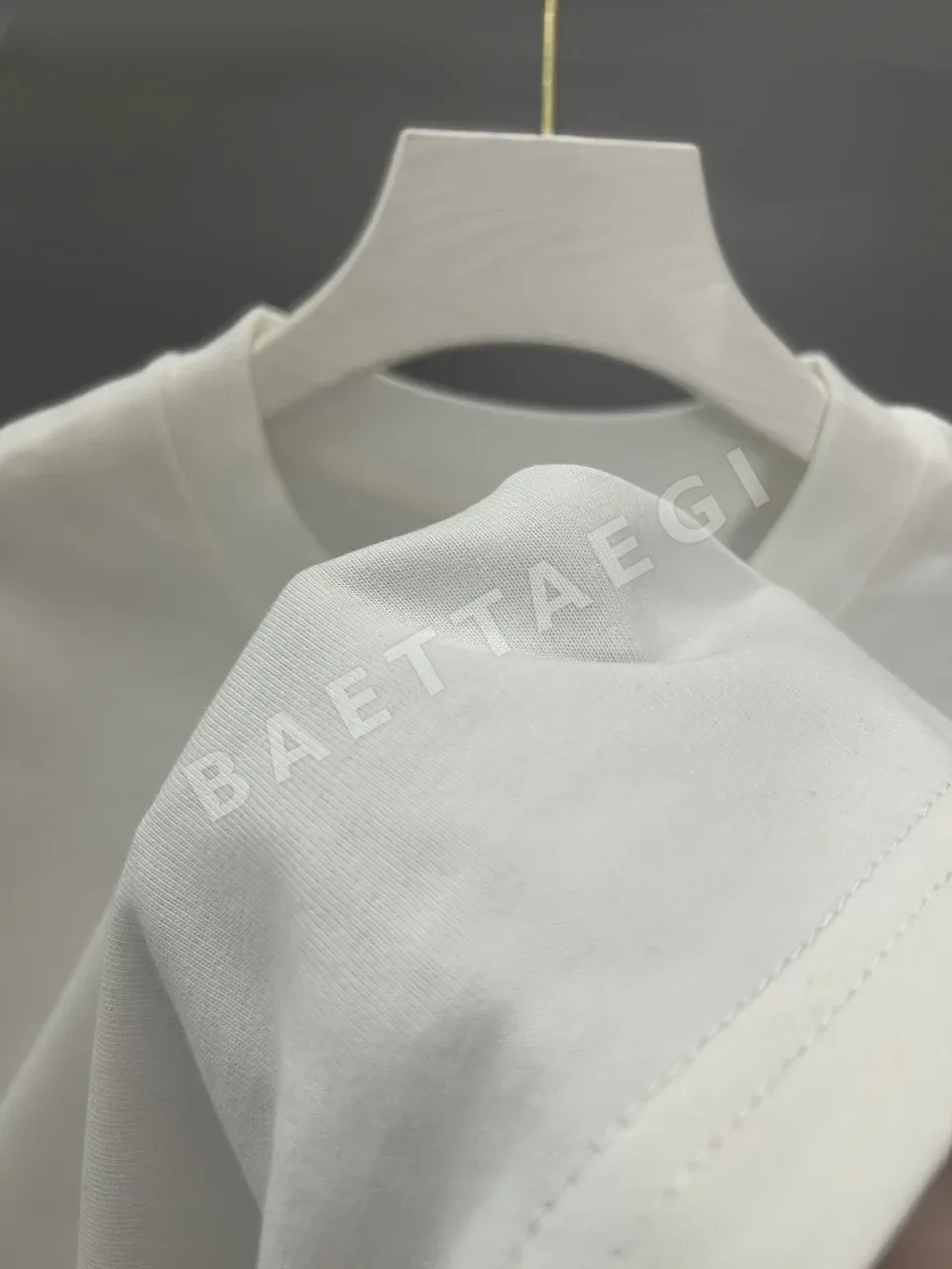 발렌티노 클래식 프린트 크루넥 반팔 티셔츠 상세 이미지 5
