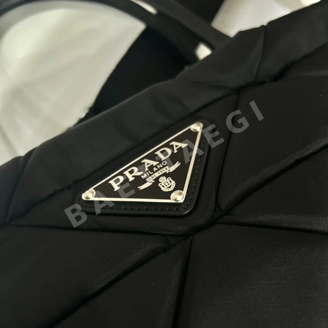 프라다 삼각 패턴 가죽 토트백 1BG435 상세 이미지 5