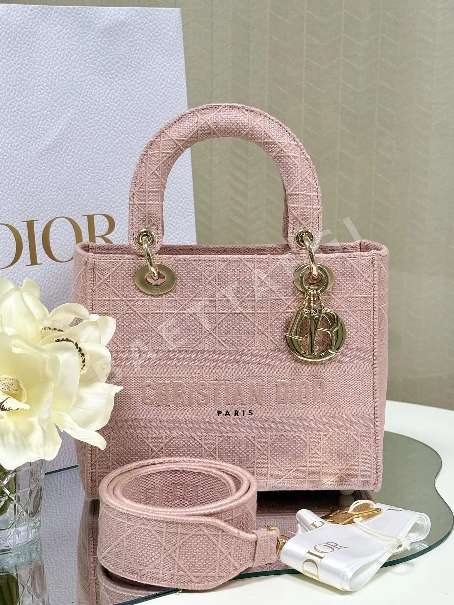 디올 자수 스트랩 숄더백 106384