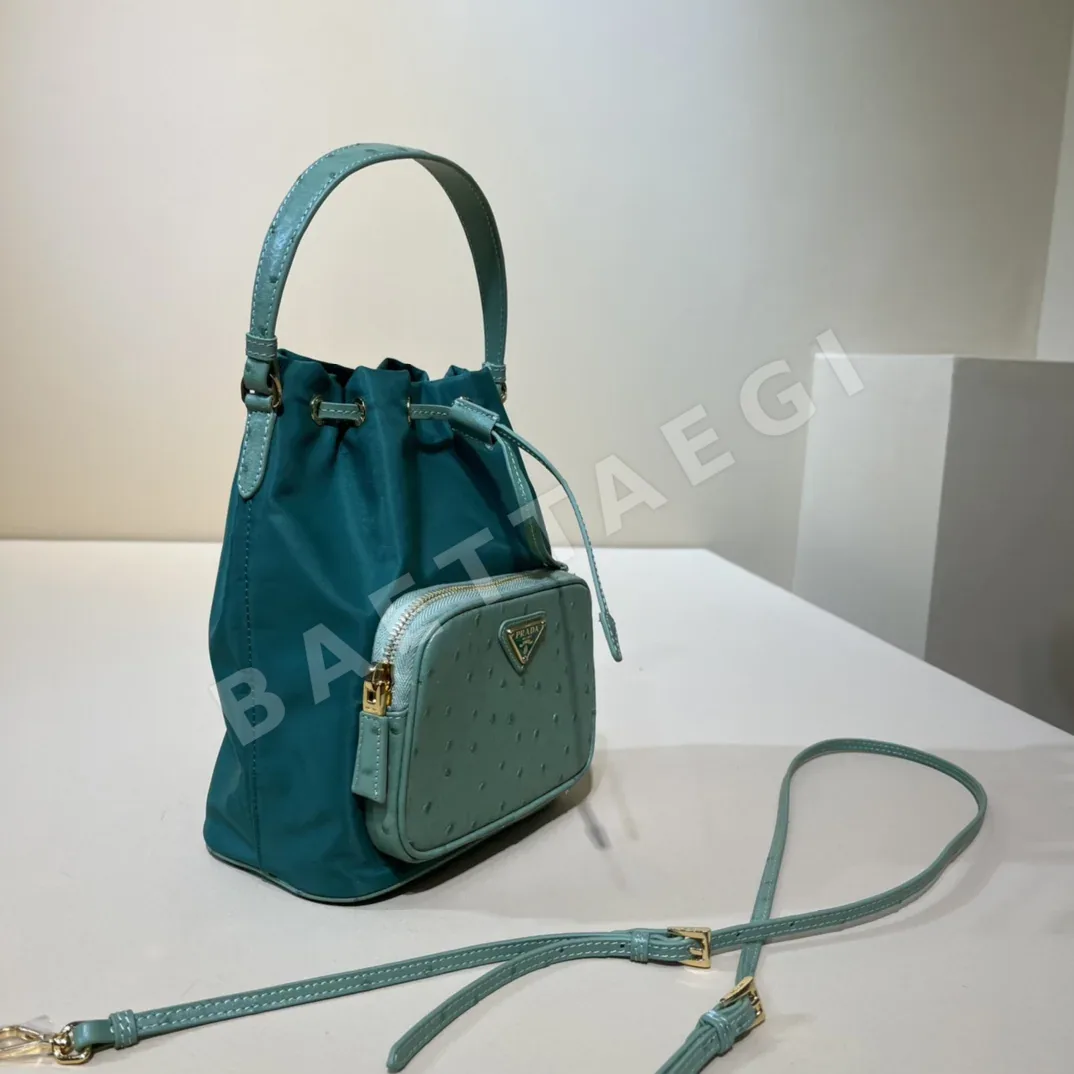 프라다 나일론 타조 가죽 버킷백 1BH038 상세 이미지 2