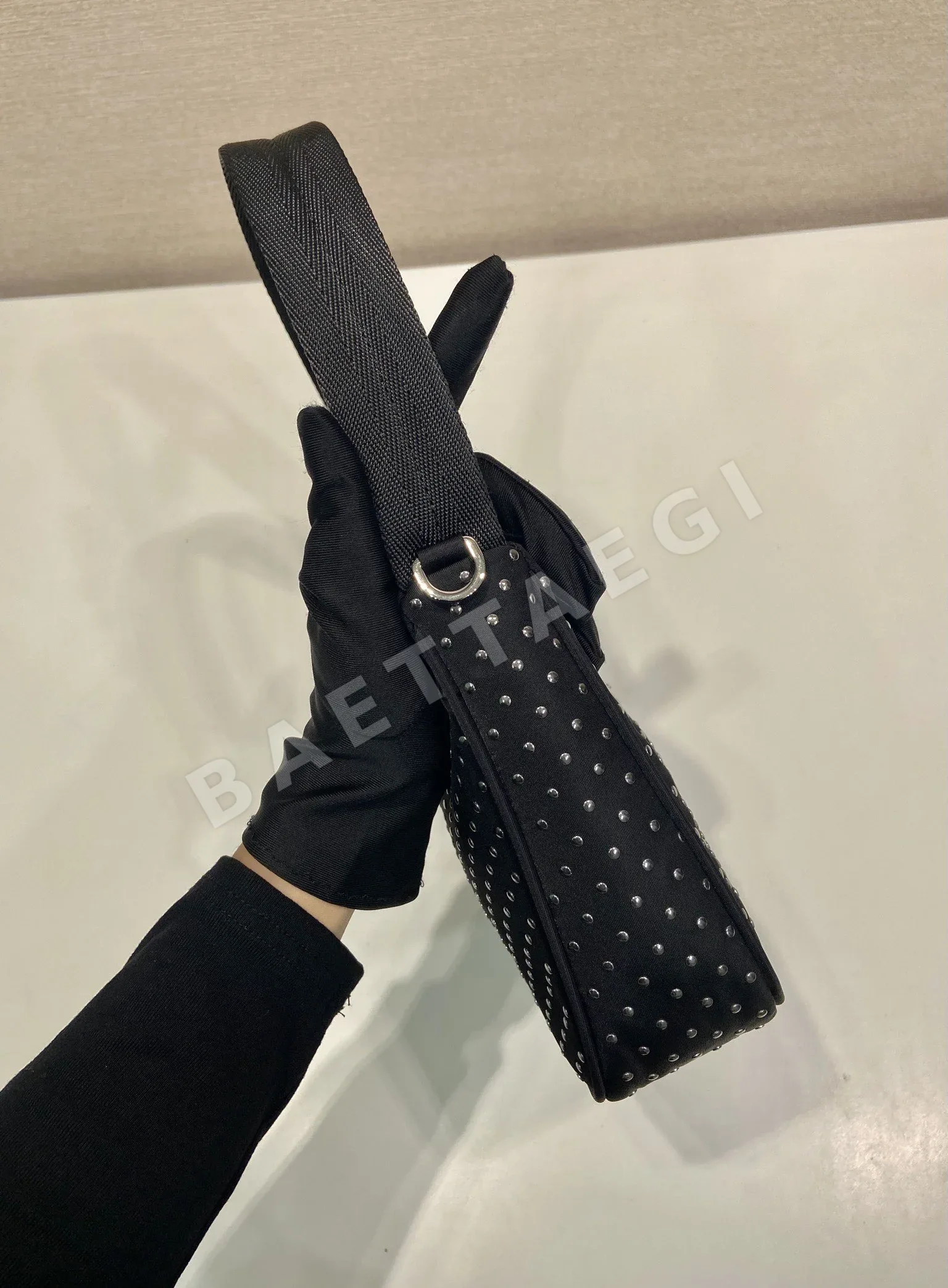 프라다 스터드 장식 나일론 호보백 1NE515 상세 이미지 7
