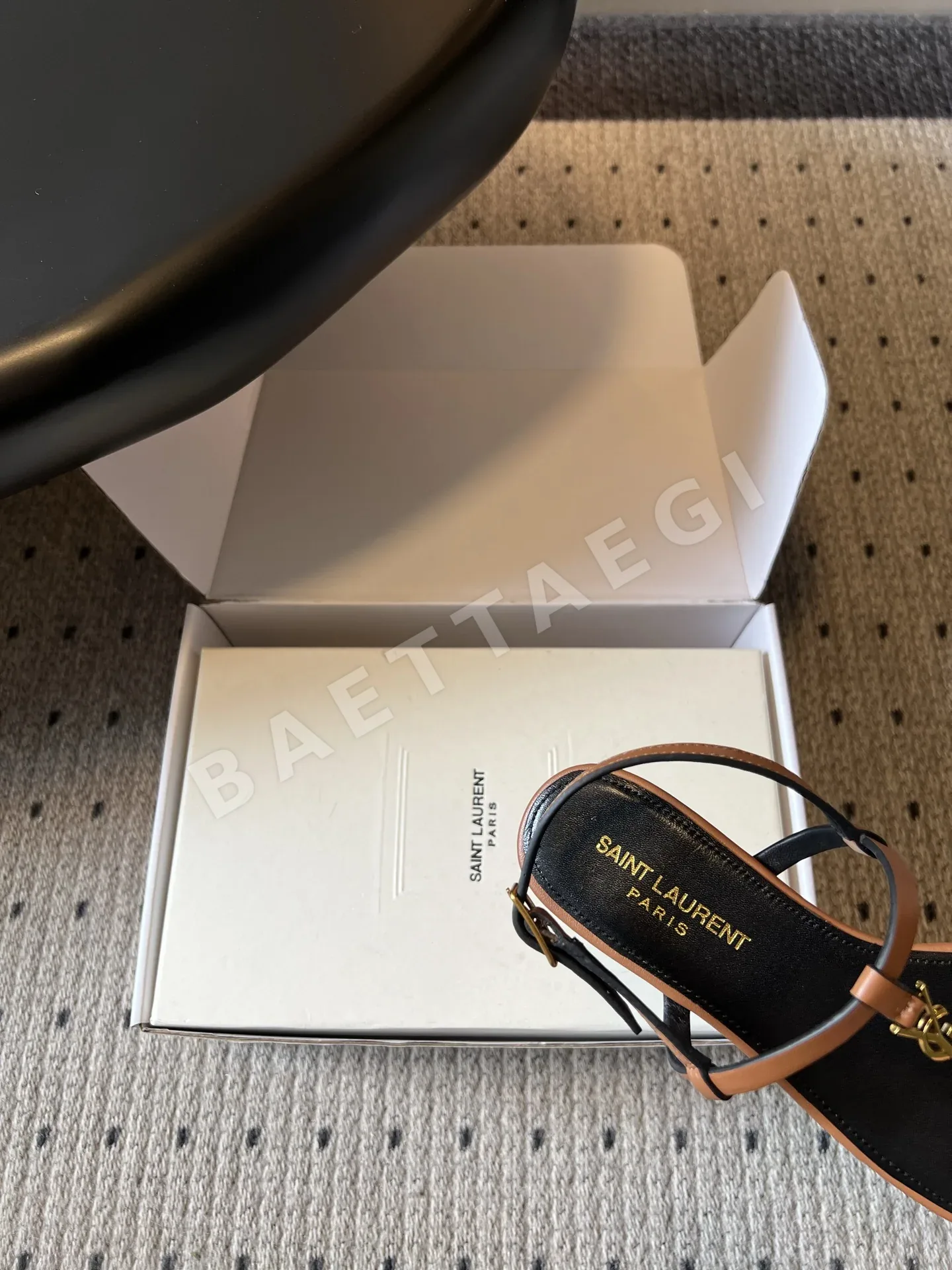 생로랑 YSL 버클 T자형 플립플롭 샌들 상세 이미지 8