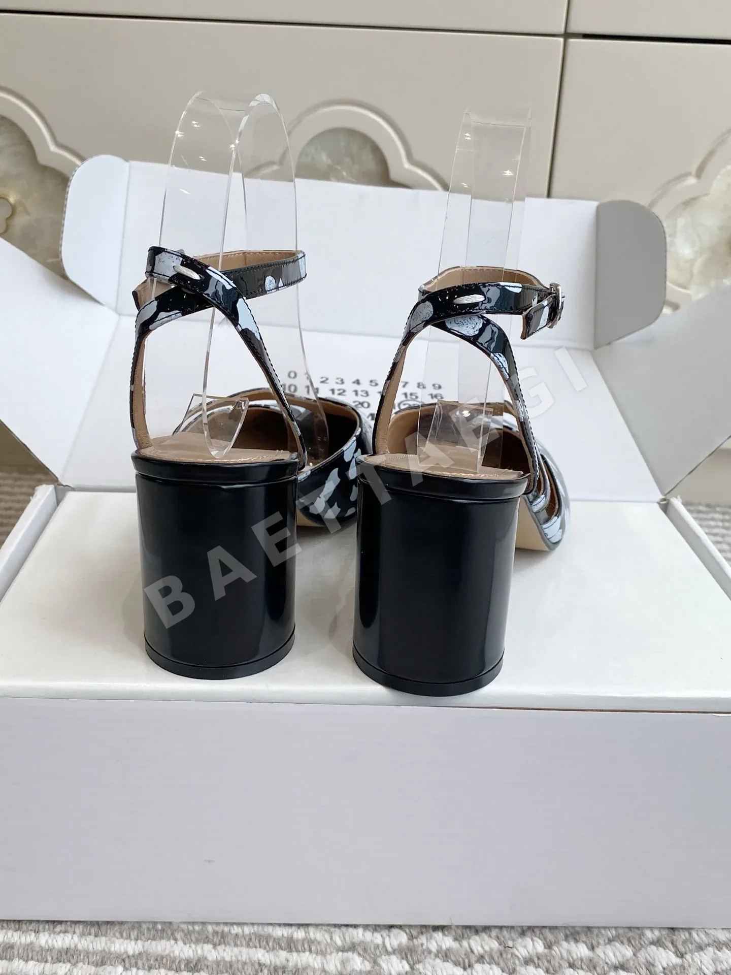 마르지엘라 벚꽃 무늬 타비 스플릿 토 오픈 백 샌들 상세 이미지 8
