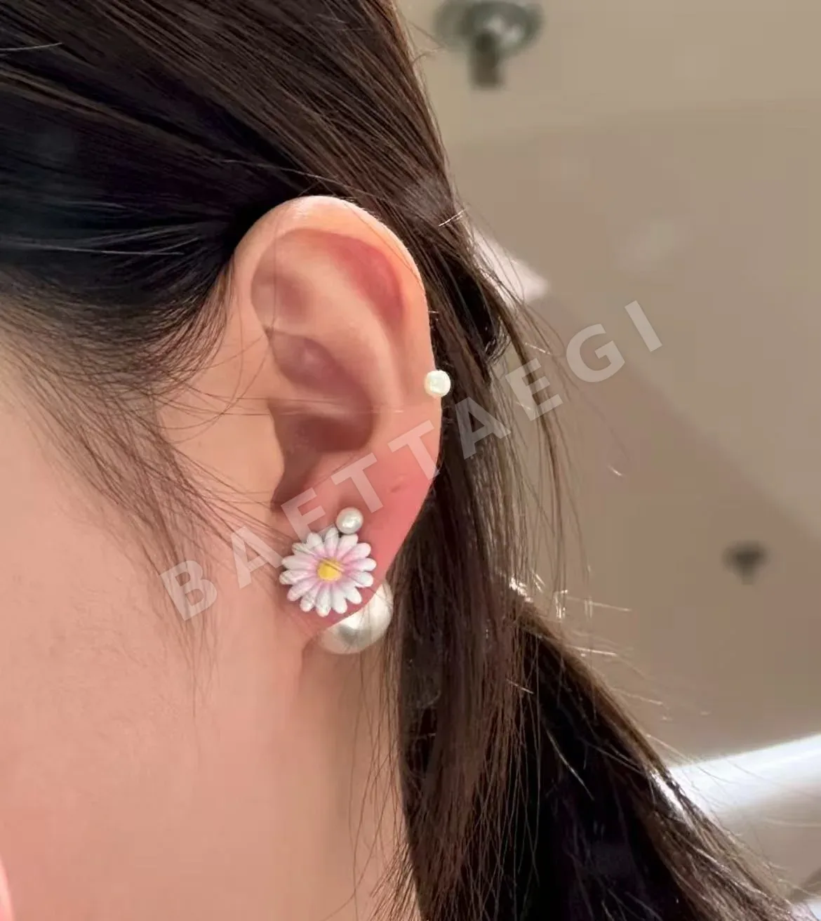 디올 핑크 데이지 비 진주 귀걸이 상세 이미지 9