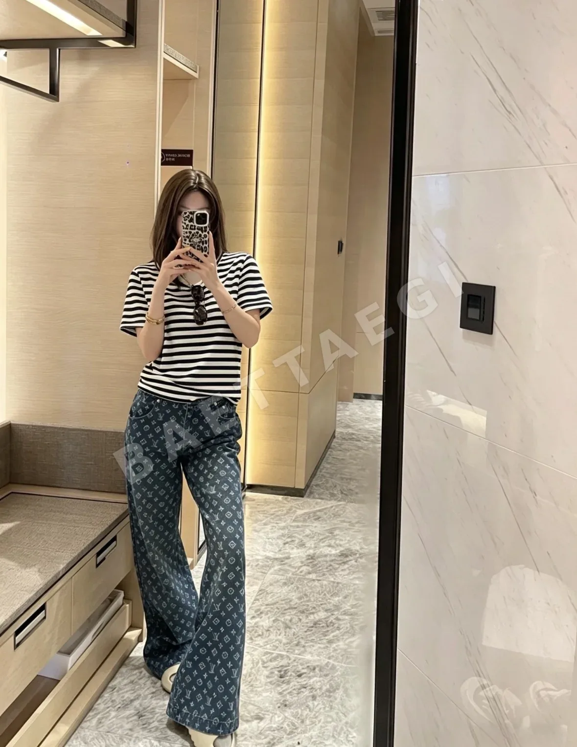 루이비통 블루 화이트 스트라이프 헨리카라 반팔 티셔츠 상세 이미지 2