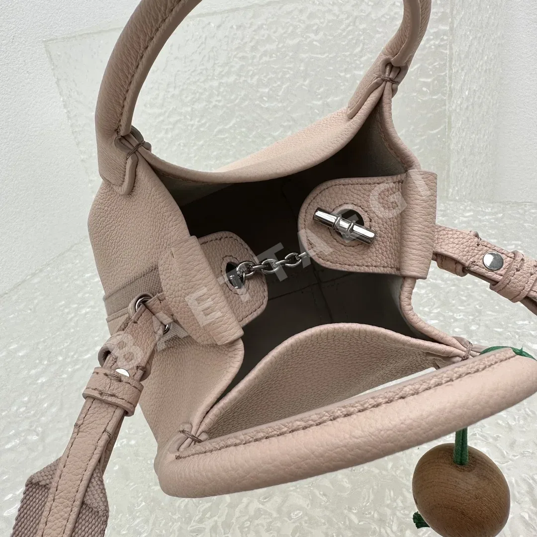 로로피아나 그레인 카프스킨 스몰 버킷백 상세 이미지 9