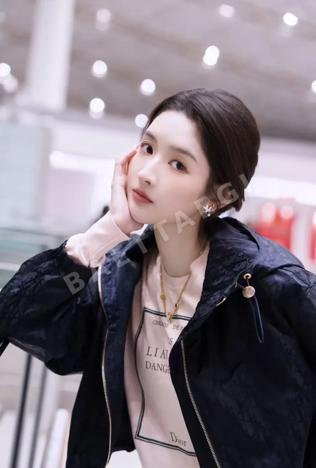 디올 크롭 후드 지퍼 여성 자켓 상세 이미지 3