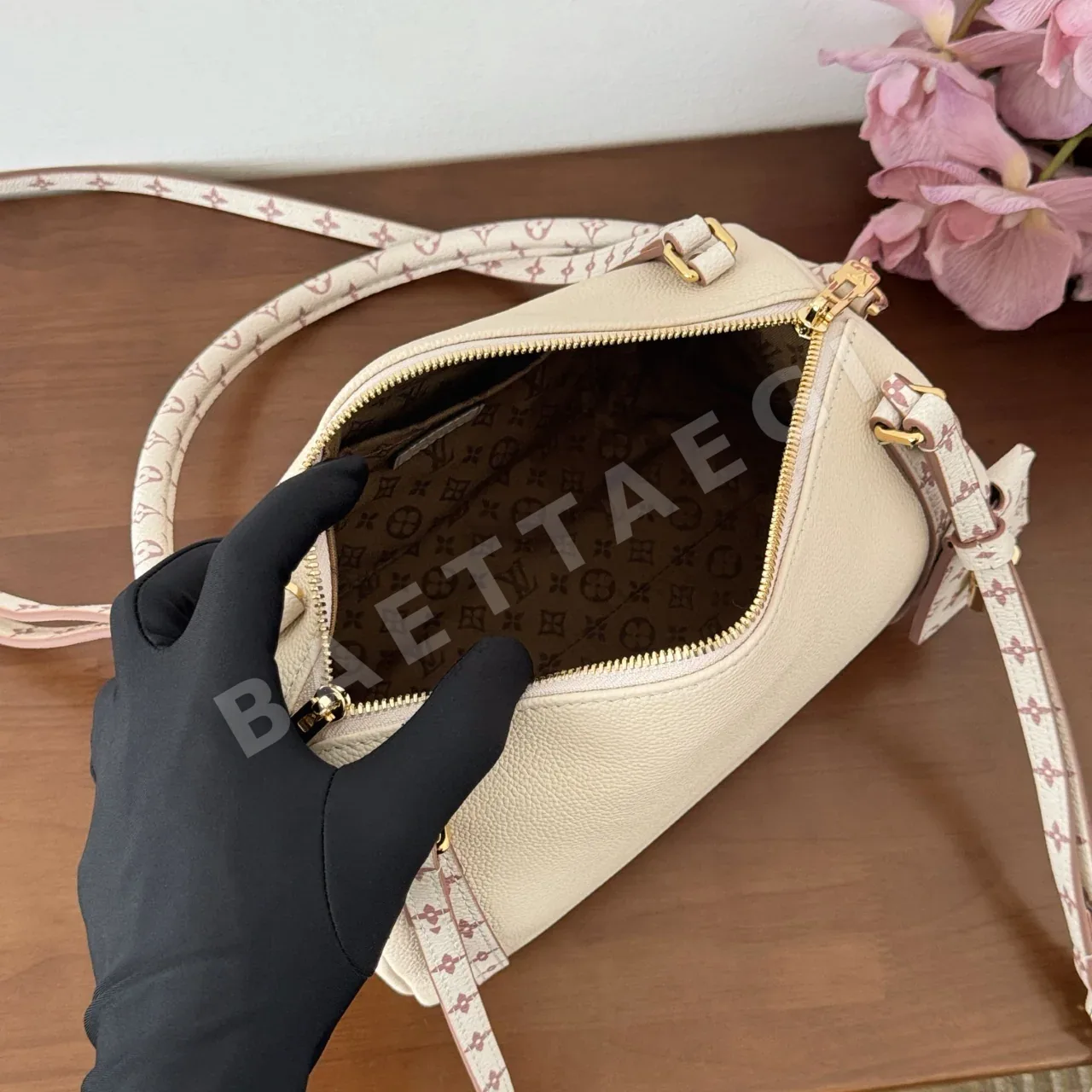 루이비통 익스프레스 스몰 가방 M2A393 상세 이미지 9