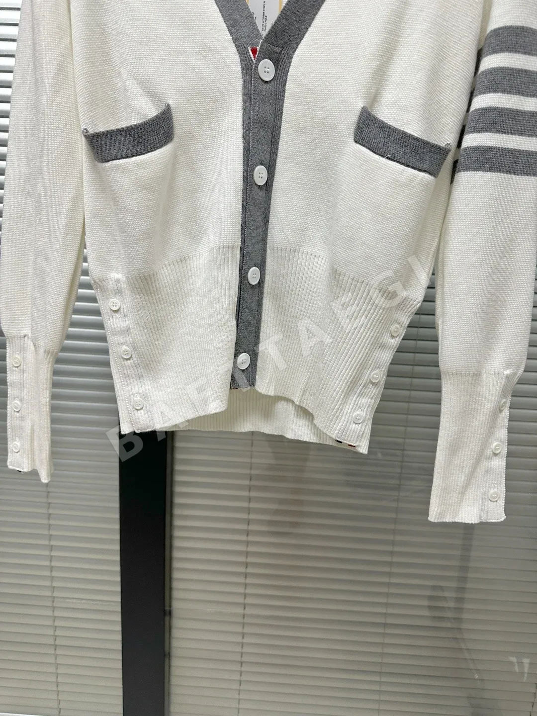 톰브라운 울 혼방 컬러 블록 V넥 가디건 상세 이미지 4