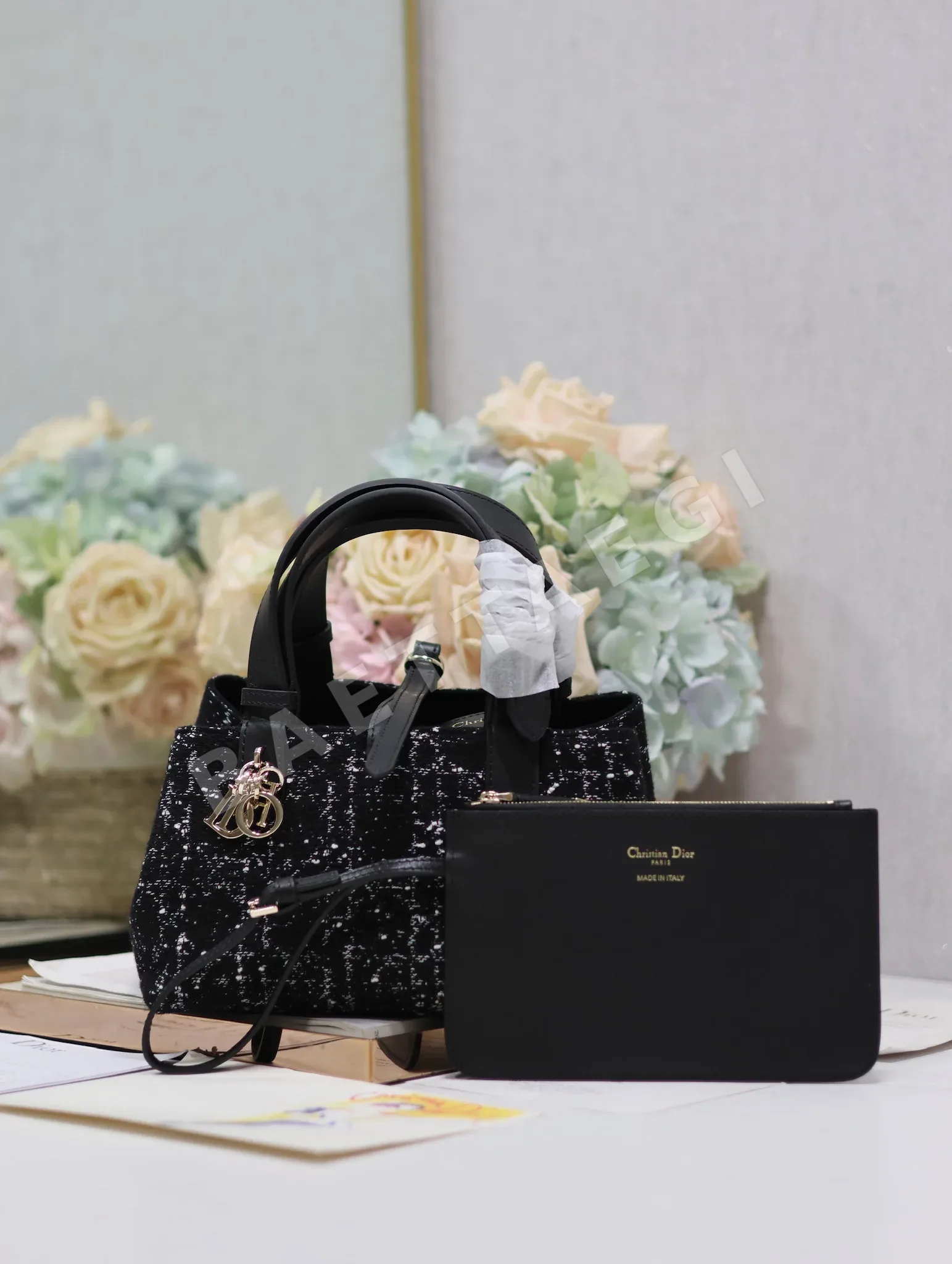 디올 뚜주흐 블랙 트위드 토트백 196000
