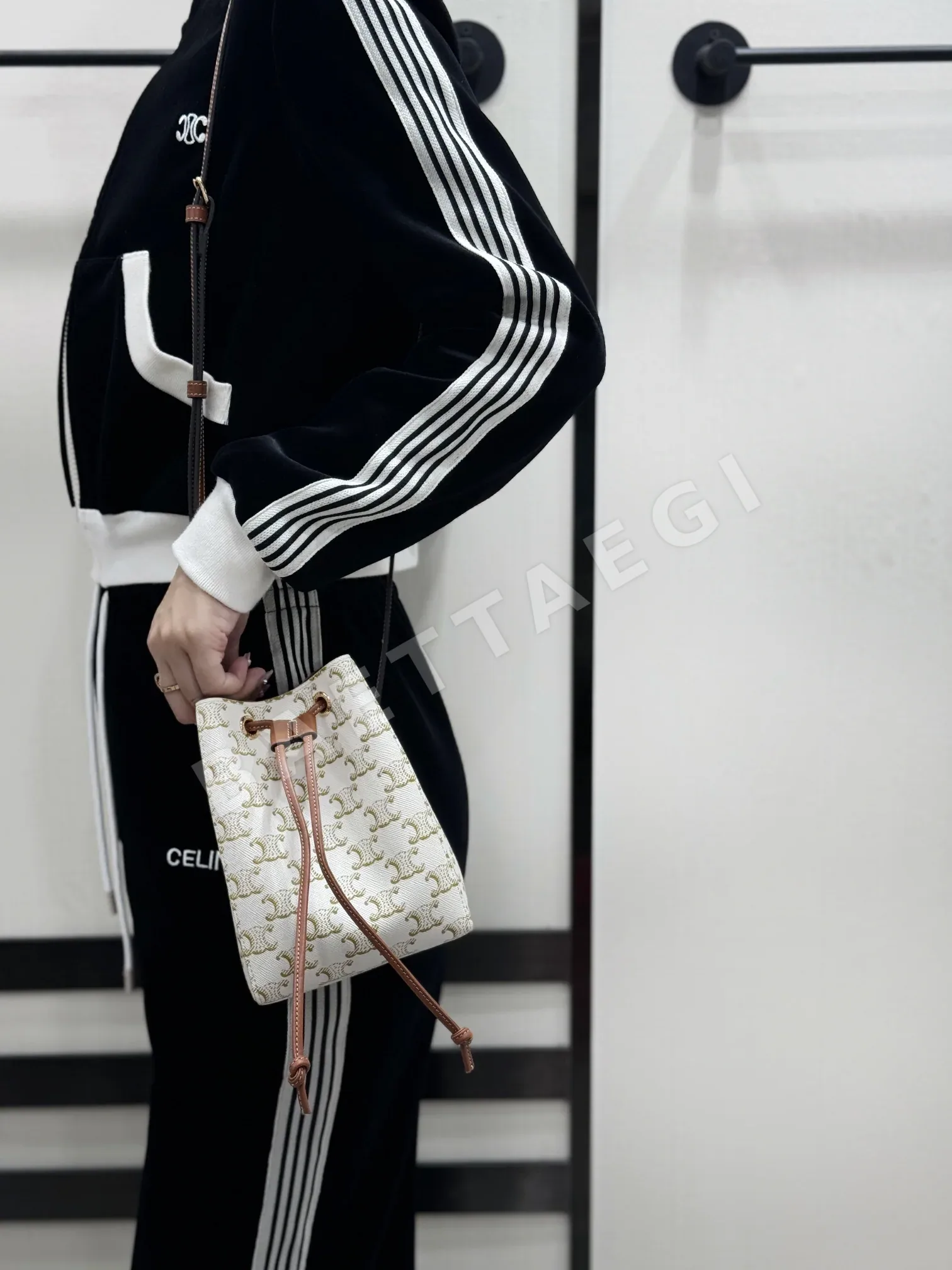 셀린느 세일러 슈마이용 미니 물통 가방 86390