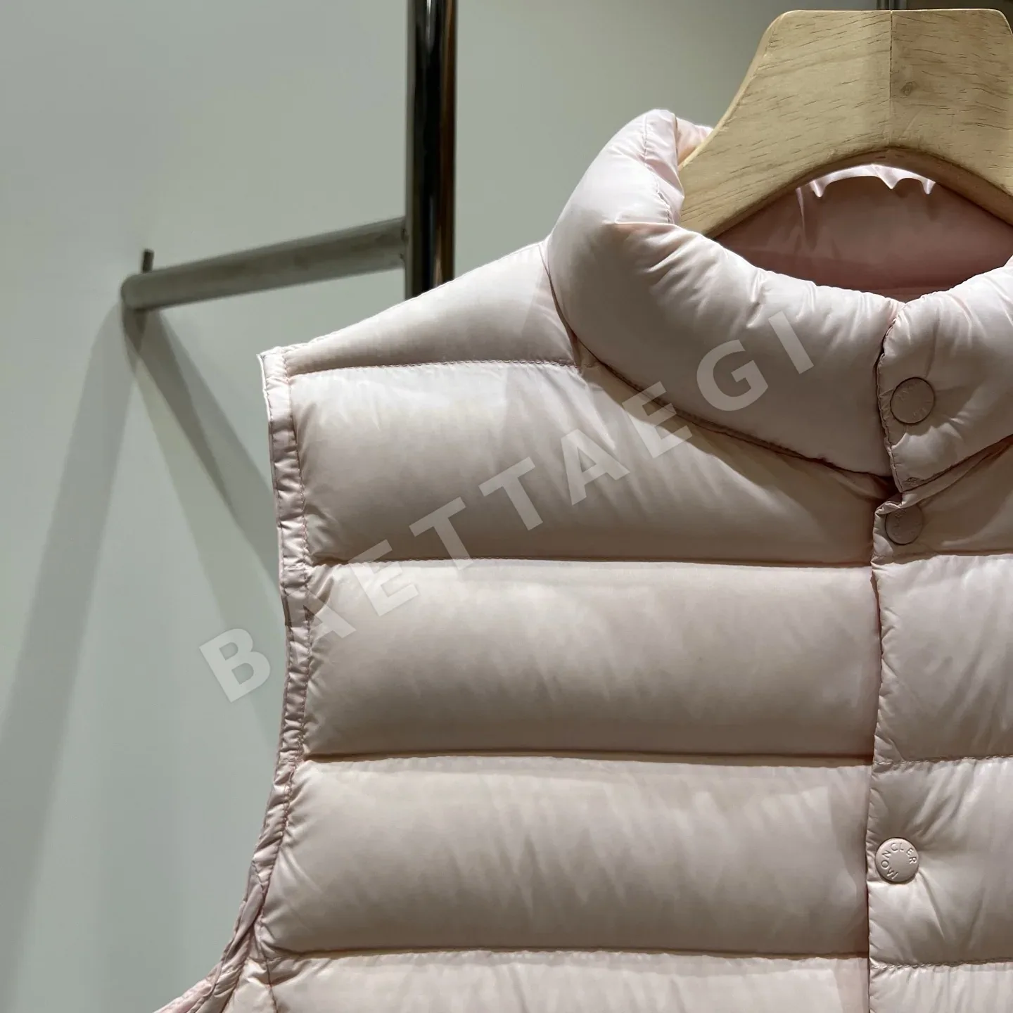 몽클레르 리앙 다운 스탠드 카라 여성 조끼 상세 이미지 4