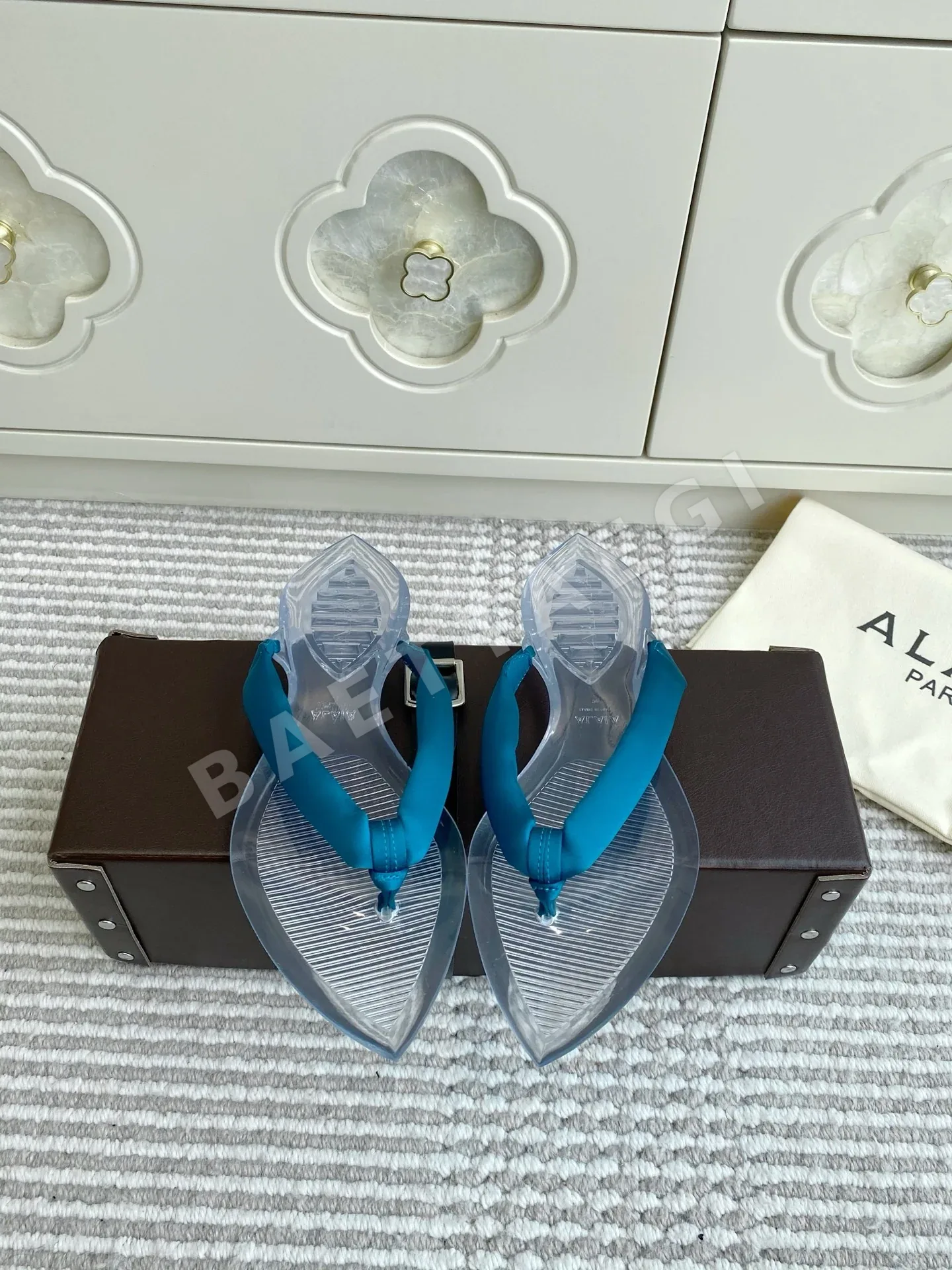 알라이아 나뭇잎 모양 투명 플립플롭 41849