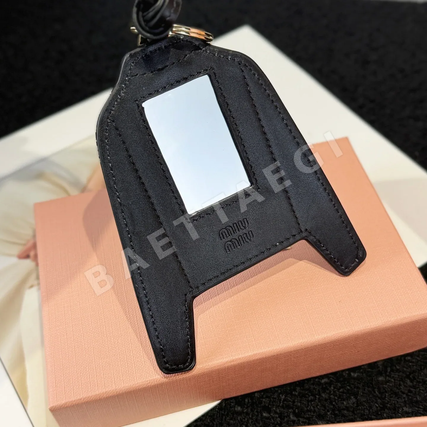 미우미우 가죽 블루 셔츠 키링 상세 이미지 5