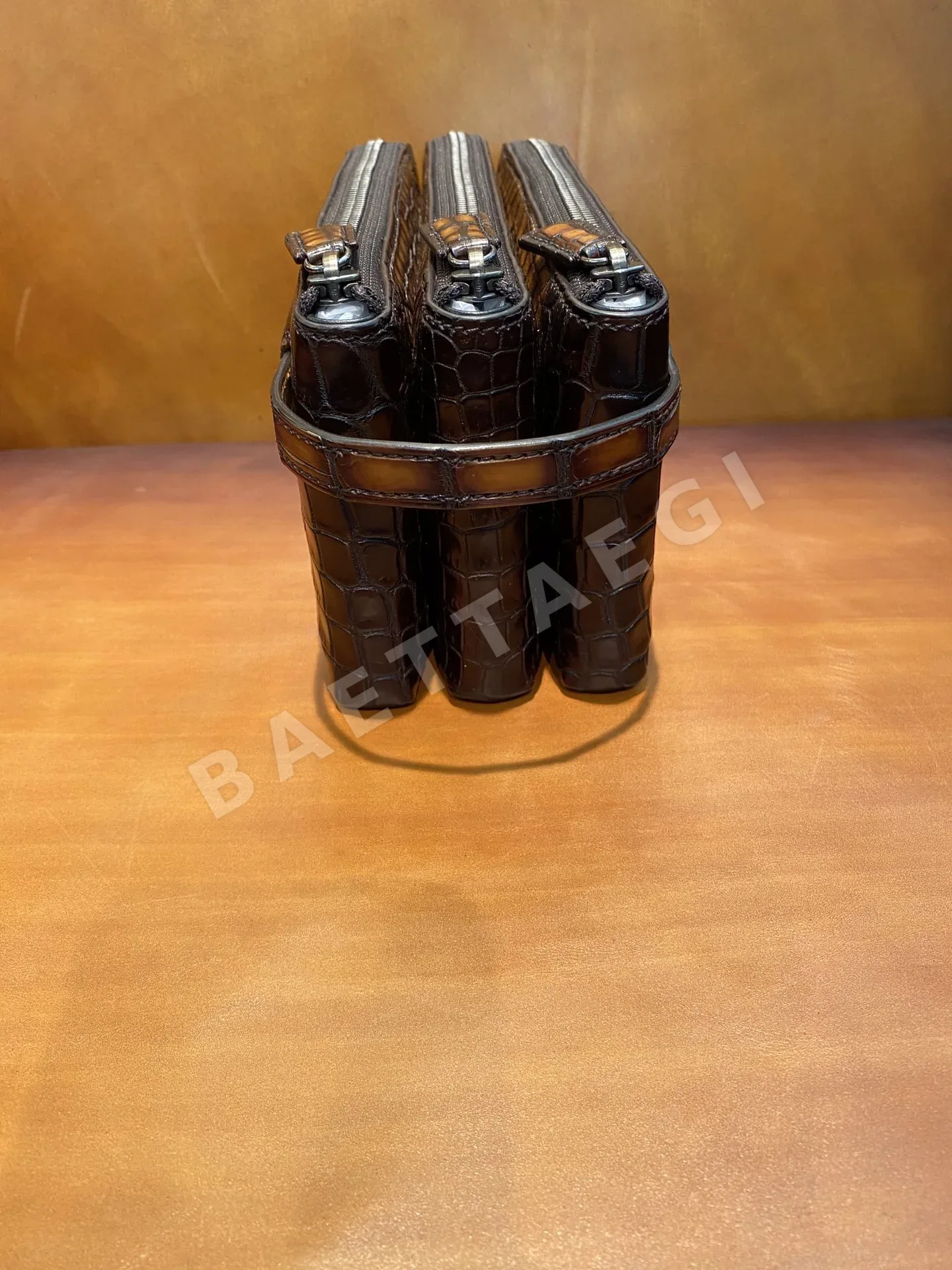 벨루티 다기능 크로커다일 가죽 핸드백 상세 이미지 4