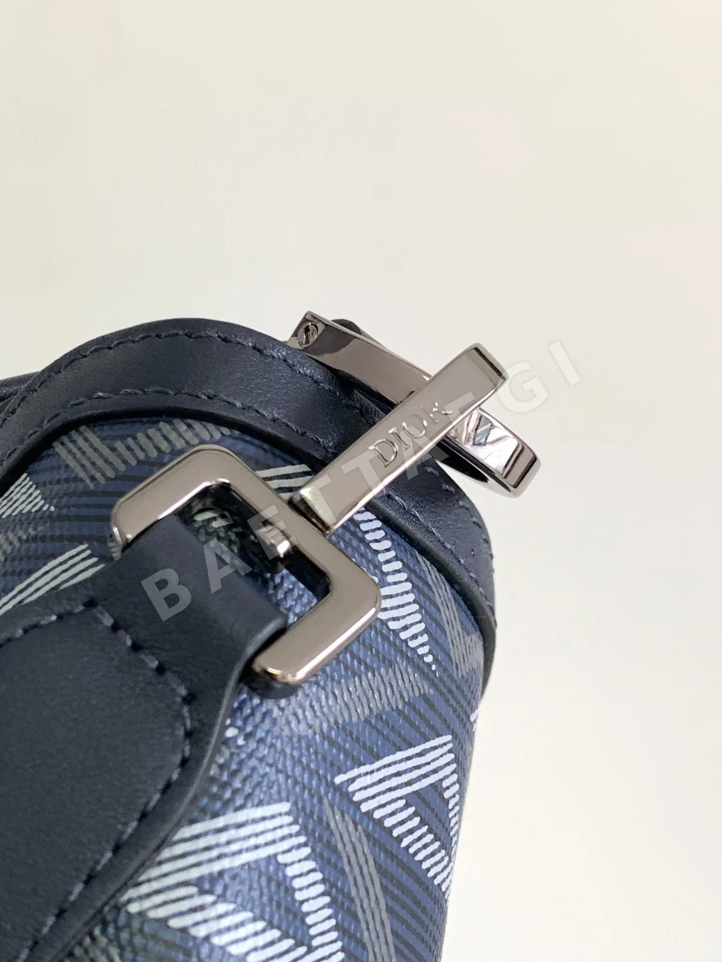 디올 히트 더 로드 미니 메신저 가방 상세 이미지 6