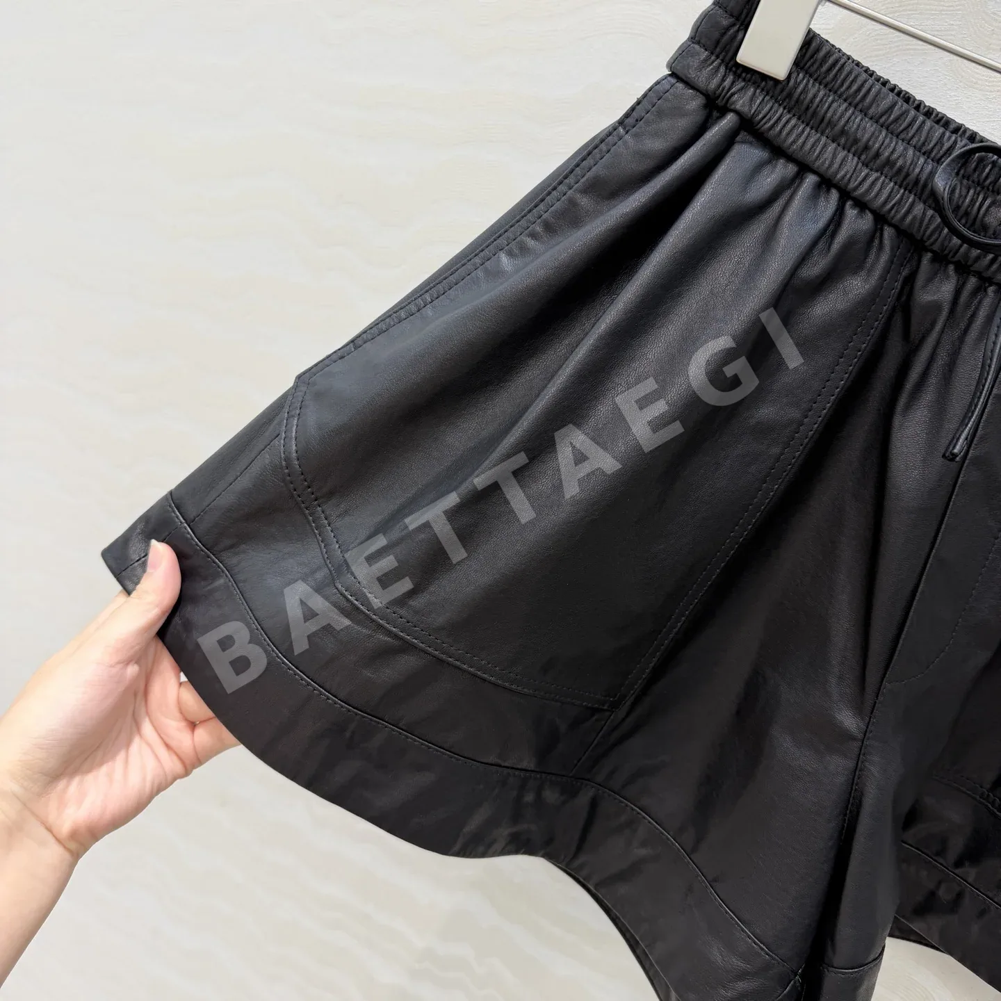 로에베 램스킨 와이드 레그 여성 가죽 반바지 상세 이미지 7