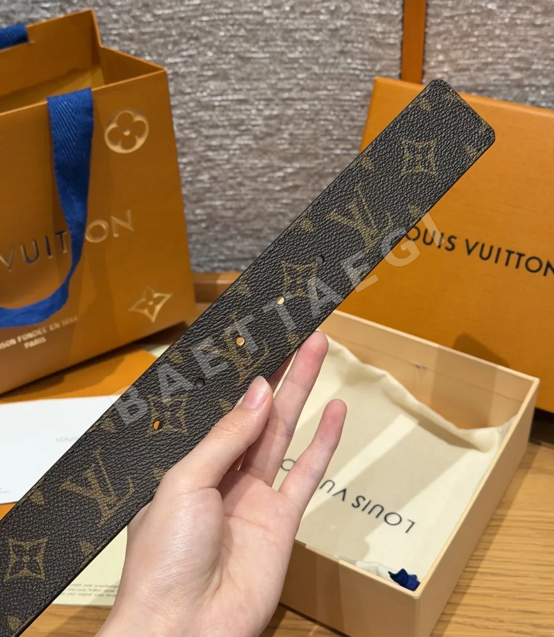루이비통 LV 이니셜 모노그램 가죽 벨트 상세 이미지 4