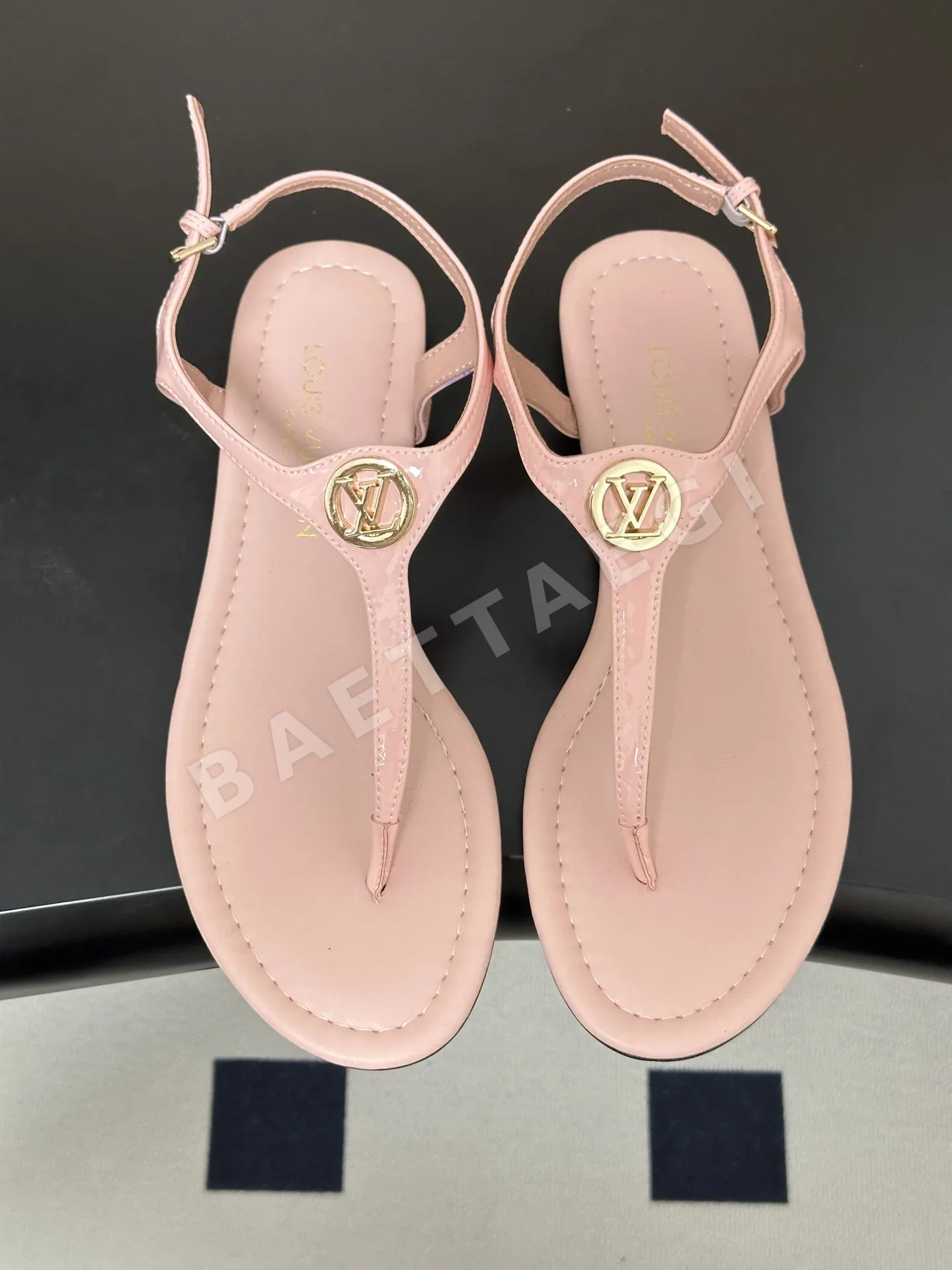 루이비통 LV Vibe 메탈 버클 비치 샌들 상세 이미지 2