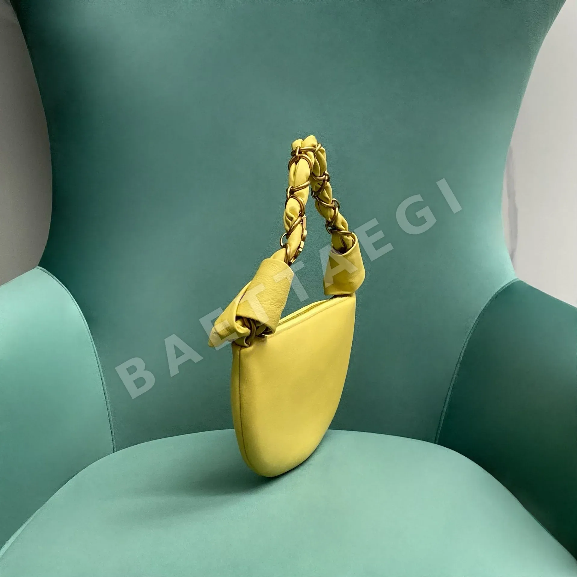 생로랑 램스킨 아말리아 스몰 호보 가방 상세 이미지 2