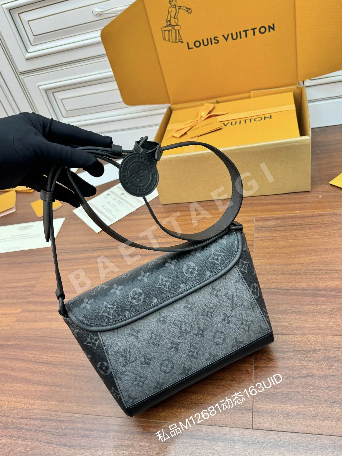 루이비통 M12681 가방 상세 이미지 3