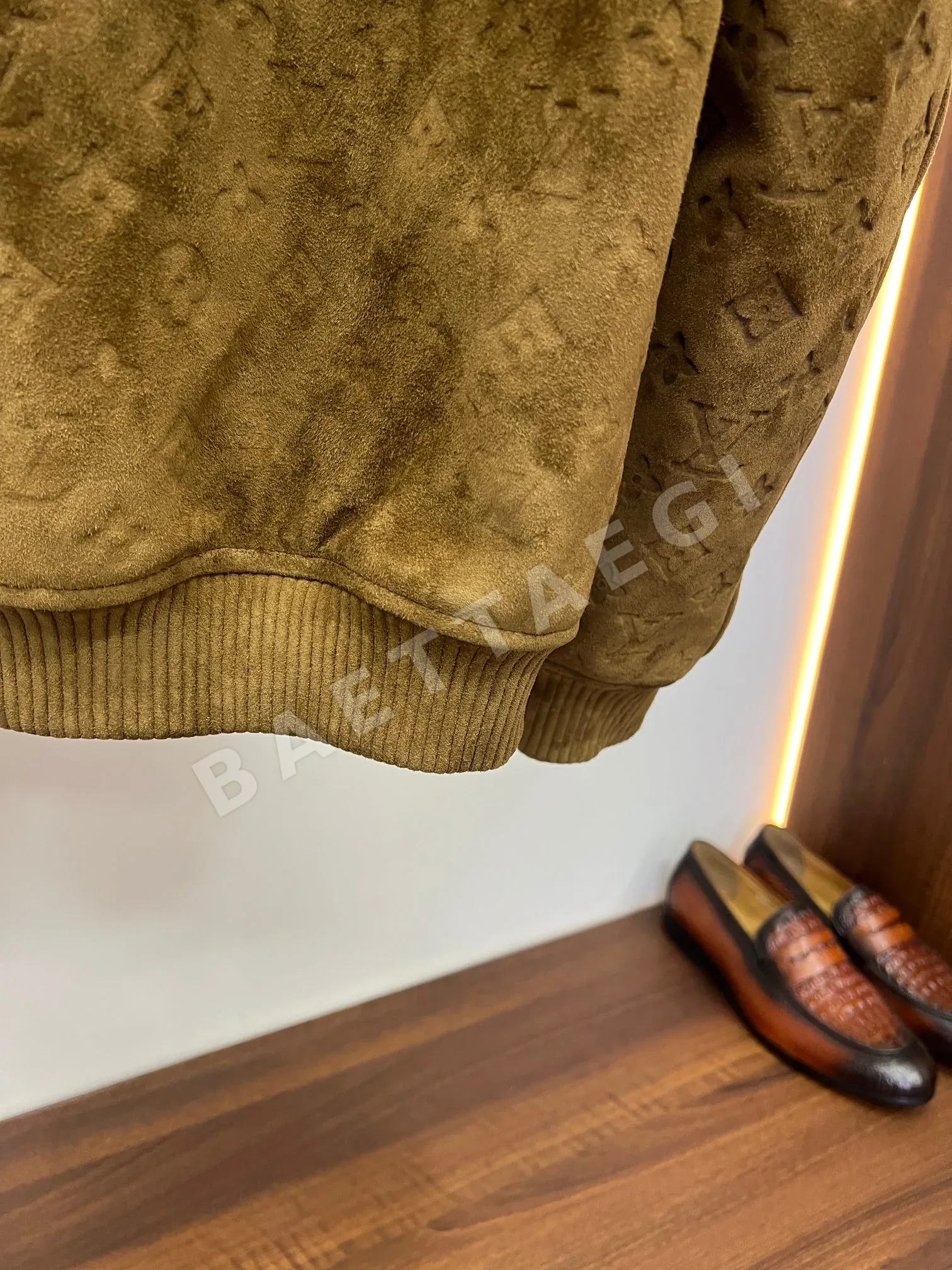 루이비통 모노그램 프린트 스웨이드 램스킨 스탠드 카라 자켓 상세 이미지 7