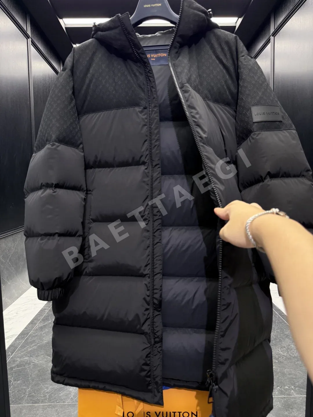 루이비통 LV 신상 롱 3D 자카드 후드 다운 재킷 상세 이미지 7