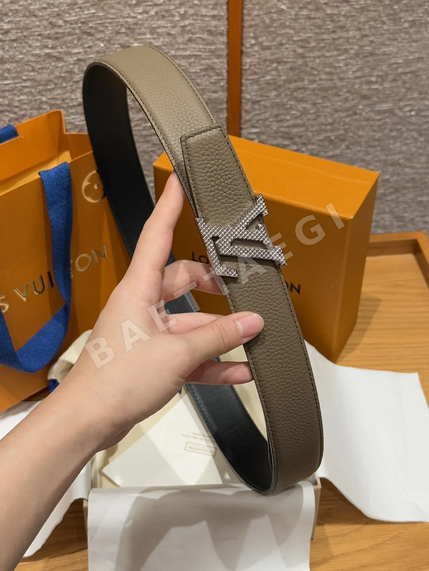 루이비통 스테인리스 스틸 버클 양면 소가죽 벨트 상세 이미지 3