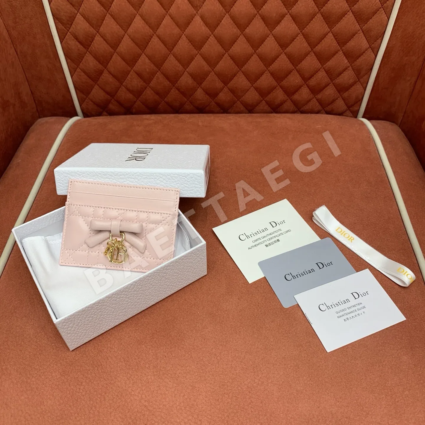 디올 리본 메탈 잠금 램스킨 카드홀더 지갑 142569