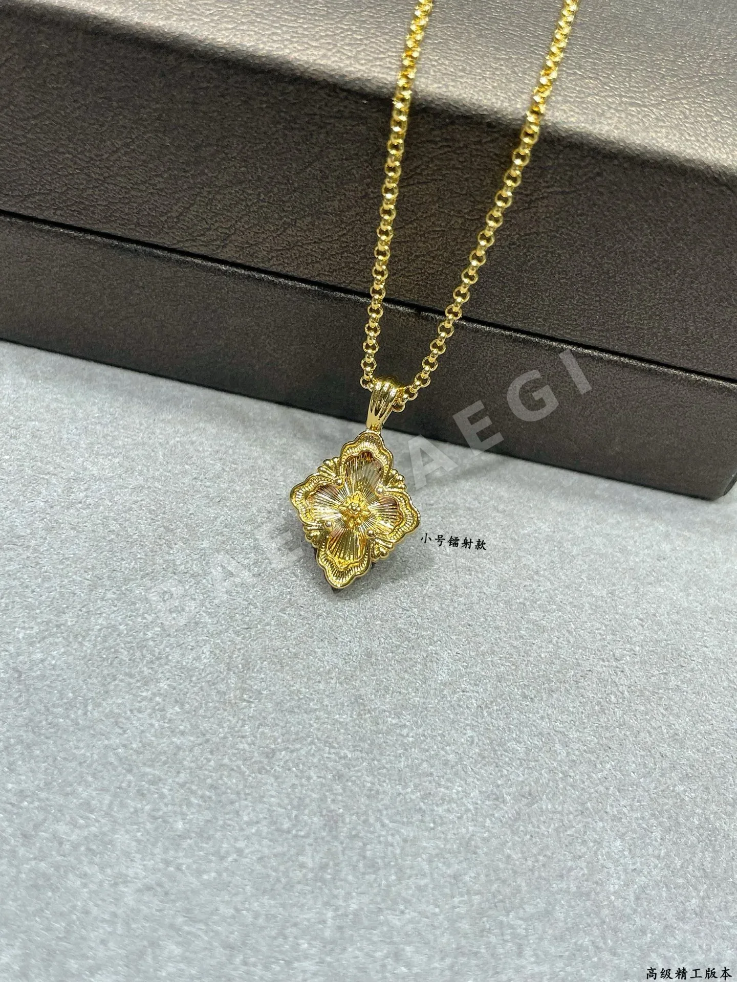 부첼라티 레이저 컷 옐로우 골드 네잖 클로버 목걸이 상세 이미지 6