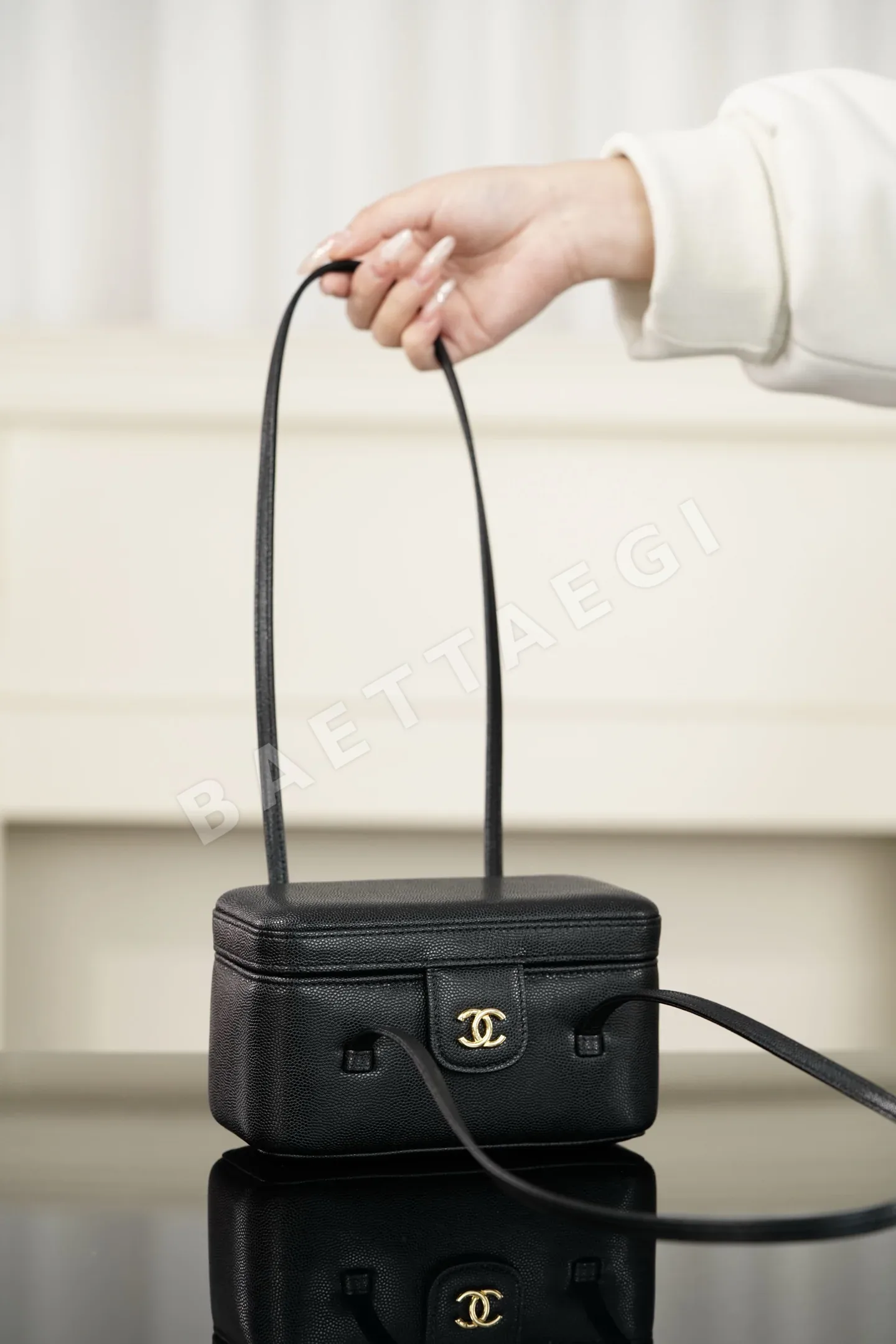샤넬 26P 캐비어 베니티백 블랙 금장 롱 스트랩 26P 상세 이미지 5