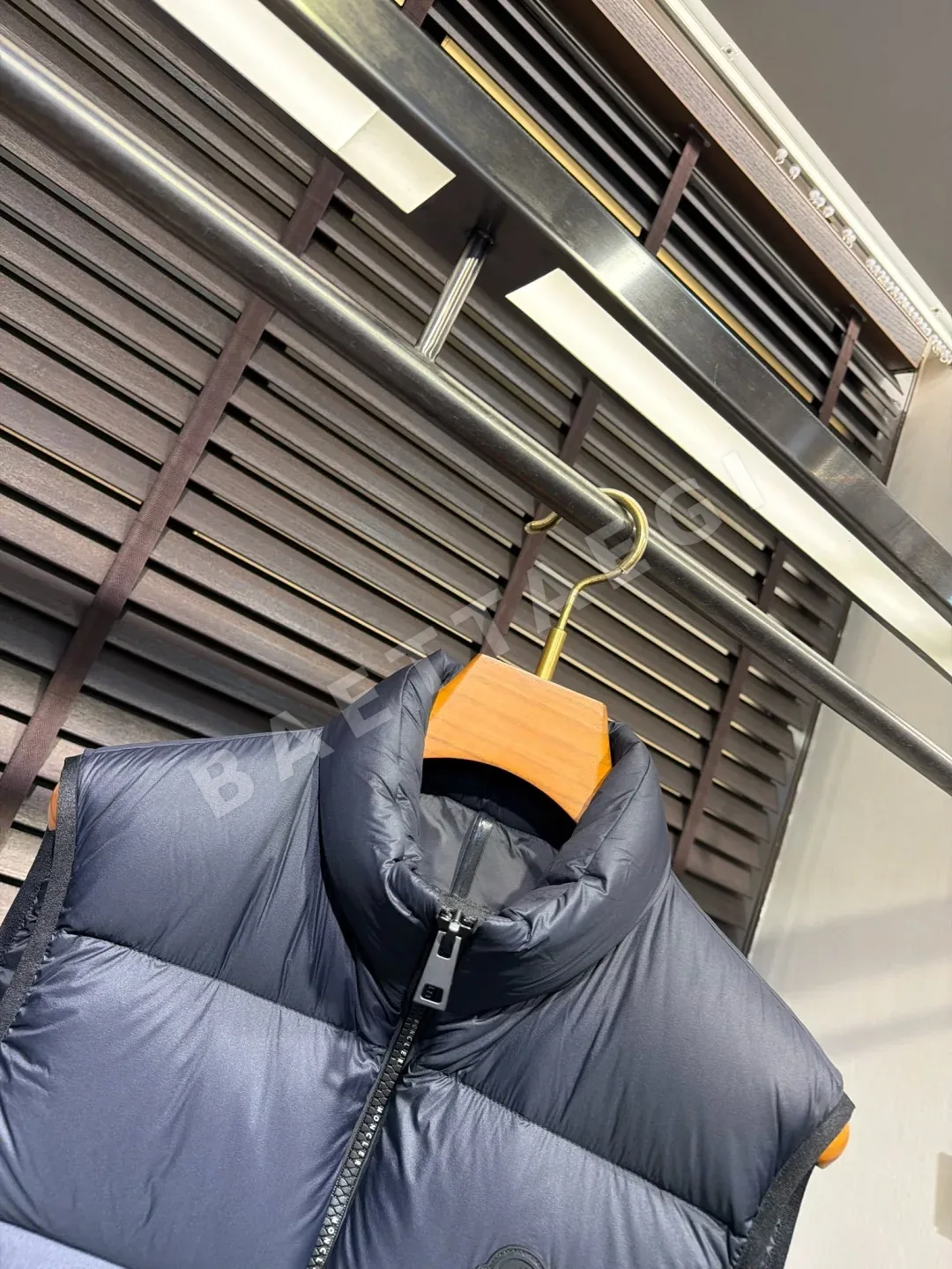 몽클레르 블랙커피블루 남성 다운 조끼 상세 이미지 4