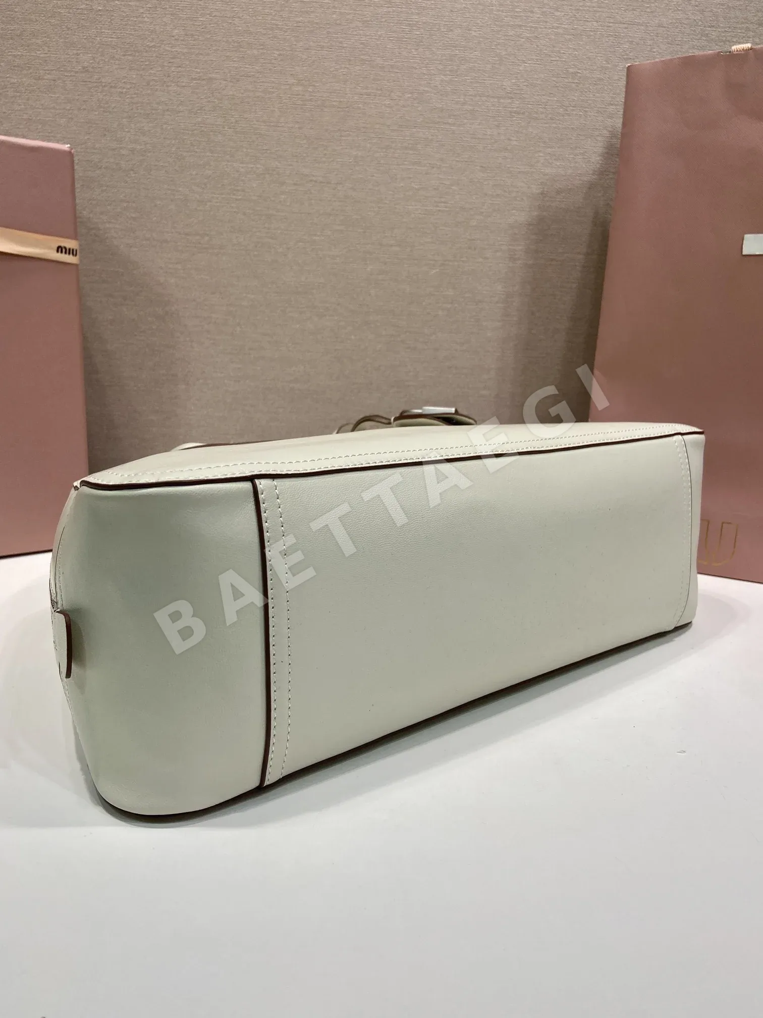 미우미우 비방트 라지 볼링백 5BB196 상세 이미지 6