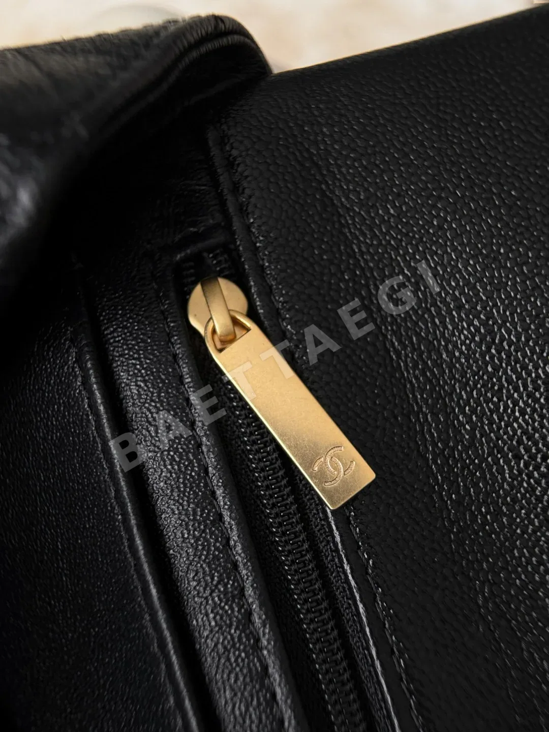 샤넬 미니 블랙 캐비어 금장 핸들백 상세 이미지 8