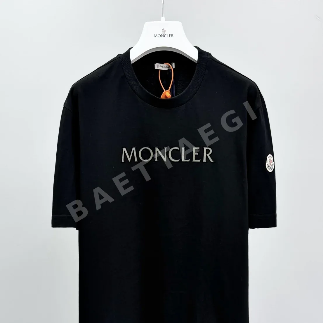 몽클레르 기하학적 로고 프린트 남성 반팔 티셔츠 상세 이미지 3