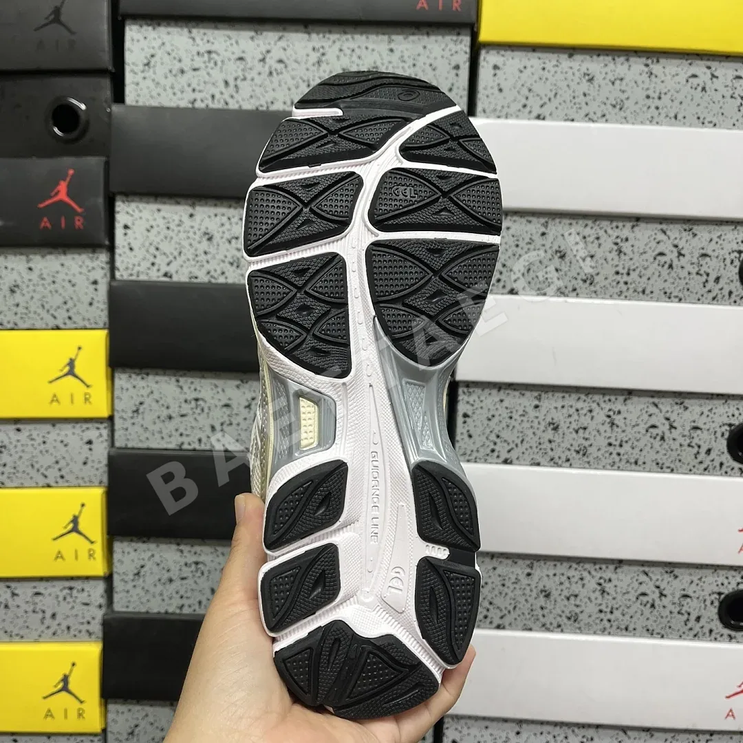 아식스 [RT] 젤 NYC 1203A805-101 200368 Asics Gel-NYC Cream Pure Silver 상세 이미지 6